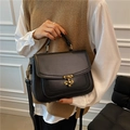 Borsa a mano classica in pelle PU nera con chiusura vintage e tracolla regolabile - Nero