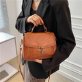 Borsa a tracolla vintage in pelle PU marrone con chiusura retrò e finitura testurizzata - Cuoio