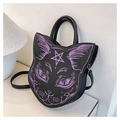Dettaglio della borsa nera a forma di gatto con motivo gotico viola e manico superiore - Viola