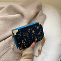 Dunkelblaue Samt-Box-Tasche mit goldener Sternbestickung und Vintage-Kette - Blau
