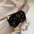 Schwarze Samt-Box-Tasche mit goldener Sternbild-Stickerei und Kettenriemen - Schwarz