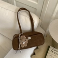Borsa a spalla retrò in pelle scamosciata marrone scuro con chiusura in metallo - Con Ciondolo / Marrone