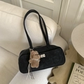 Borsa sottobraccio rettangolare nera con chiusura a scatto e ciondolo a orsetto - Con Ciondolo / Nero