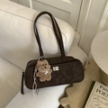 Borsa sottobraccio in finto camoscio marrone scuro con chiusura argento e ciondolo orso - Con Ciondolo / Marrone