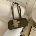 Borsa baguette in pelle scamosciata verde oliva con chiusura a scatto e ciondolo a orso - Con Ciondolo / Verde