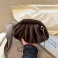 Donkerbruine tas van imitatiebont met zilveren ketting voor een winterse uitstraling - Bruin