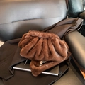 Borsa a nuvola in ecopelliccia marrone con trama a pieghe su una sedia di pelle - Stile Nuvola a Pieghe (6152178371278) / Cachi
