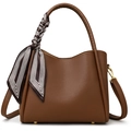 Dunkelbraune Eimertasche aus genarbtem Leder mit Seidenschal und goldener Hardware - Braun + Schal