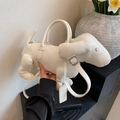 Sac à bandoulière chic en forme de chiot en similicuir crème sur un présentoir de luxe - Blanc