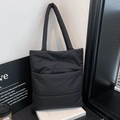 Bolso tote acolchado negro minimalista con asas suaves acolchadas y acabado mate - Talla única / Negro