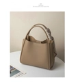 Elegante khakifarbene Eimertasche mit Lychee-Narbenleder und gestreiftem Seidenschal - Elefantengrau/Khaki + Schal (Etikett Zufällig)