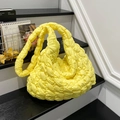 Bolso de hombro acolchado estilo nube en amarillo vibrante con textura de nailon - Talla única / Amarillo