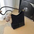 Sac seau noir en cuir avec surpiqûres blanches et pendentif lapin en peluche doux - Avec Pendentif / Noir