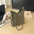 Sac seau vert foncé en similicuir mat avec coutures blanches et breloque lapin - Avec Pendentif / Vert
