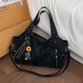 Borsa tote retrò in ecopelle nera con doppi manici e tracolla regolabile - Con Ciondolo / Nero