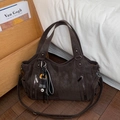 Grande borsa tote marrone retrò con cerniere decorative e tracolla regolabile - Con Ciondolo / Marrone