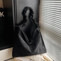 Borsa tote nera minimalista con manico increspato e texture opaca vintage - Nero