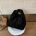 Dettaglio borsa hobo in finta pelle scamosciata nera con texture vintage e cuciture - Nero
