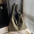 Borsa a spalla verde oliva con tracolla a pieghe in pelle opaca e stile vintage - Verde