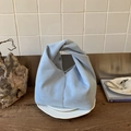 Dettaglio della borsa nuvola azzurra con manico intrecciato e trama scamosciata - Blu