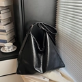 Minimalistische große schwarze Shopper-Tasche aus glänzendem Leder mit breitem Gurt - Schwarz