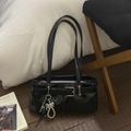Sac sous le bras en cuir verni noir avec boucles argentées et breloques de sac chic - Avec Pendentif / Noir