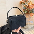 Schicke schwarze Handtasche im Doctor-Style mit Lychee-Struktur und goldenem Schloss - Schwarz