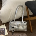 Sac à bandoulière argenté métallisé avec boucle décorative et breloque à pampilles - Avec Pendentif / Argenté