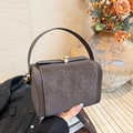 Dunkelbraune Box-Handtasche aus strukturiertem Leder mit goldenem Drehverschluss - Braun
