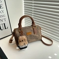 Elegante borsa Boston retrò grigio-marrone con manici in pelle e ciondolo a cucciolo - Marrone - Con Ciondolo