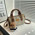 Borsa Boston in tela grigia con manici in pelle marrone e ciondolo a forma di peluche - Cachi - Con Ciondolo