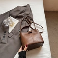 Retro dark brown leather bucket bag with top handle and adjustable shoulder strap - No Pendant / Brown