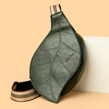 Borsa a tracolla in pelle verde scuro a forma di foglia con ampia tracolla a righe chic - Verde