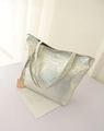 Detailopname van metallic zilveren shopper met krokodillenreliëf en dubbele handvatten - Zilver