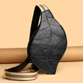 Borsa a tracolla nera a forma di foglia in pelle martellata con cinturino a righe - Nero