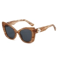 Occhiali da sole cat-eye con montatura marrone a righe e dettagli in perle eleganti - Montatura a Strisce Lenti Grigio Nero