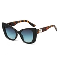 Occhiali da sole cat-eye con montatura nera, aste tartarugate e perle decorative - Montatura Nera Lenti Grigio Blu