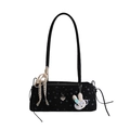 Borsa baguette nera a fiori blu con ciondolo a forma di coniglio in peluche e fiocco - Ciondolo Incluso 30*8*12 / Nero