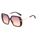 Lunettes de soleil carrées oversize avec verres dégradés roses et branches dorées - Monture Rouge Jujube Verre Thé Violet