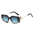 Occhiali da sole poligonali con montatura marmorizzata e lenti blu sfumate - Montatura Leopardo Nero Lenti Verdi