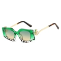 Occhiali da sole poligonali con montatura verde smeraldo, aste dorate e dettagli di perle - Montatura Leopardata Verde Lenti Te Verde