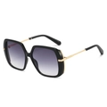 Lunettes de soleil carrées chic avec verres dégradés violets et branches en métal doré - Monture Noire Verre Gris Dégradé