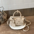 Elegante bolso beige estilo bowling con tachuelas de estrella y correa ajustable - Blanco