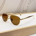Klassische Pilotenbrille mit goldenem Metallrahmen und braunen Gläsern auf Holzständer - Hellgoldener Rahmen Teebraune Gläser