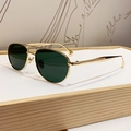 Klassische goldene Pilotenbrille mit dunkelgrünen Gläsern auf einem Holzständer - Glänzendes Gold Grün (G399)