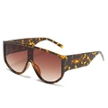 Fashionable oversized one-piece sunglasses with tortoise frame and brown gradient lenses - Leopard Frame / Tea Lens