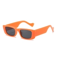 Modische rechteckige Sonnenbrille mit gewellten Bügeln und leuchtend orangem Rahmen - Oranger Rahmen Graue Linse