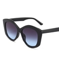 Occhiali da sole poligonali oversize con montatura nera e lenti blu sfumate, vista a 45 gradi - Montatura Nera Lenti Sfumate Grigio Blu