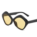 Lunettes de soleil géométriques à monture noire épaisse et verres teintés jaunes - Monture Noire Verres Jaunes
