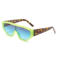 Übergroße neongrüne Sonnenbrille mit blauem Farbverlauf und Bügeln in Schildpatt-Optik - Grüner Rahmen Leopardenbügel Graugrüne Gläser